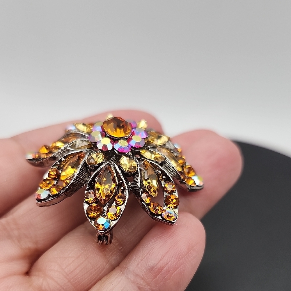 Sparkling Floral Brooch with Brown and Gold Hues - Picture 12 of 13